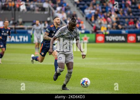 CF Montreal-Stürmer Kai Kamara schiebt den Ball während eines Major League Soccer-Spiels zwischen dem FC Cincinnati und CF Montréal im TQL Stadium in Cincinnati, Ohio, nach oben. Samstag, 2. April 2022. Montreal besiegte Cincinnati 4:3. (Foto von Jason Whitman/NurPhoto) Stockfoto