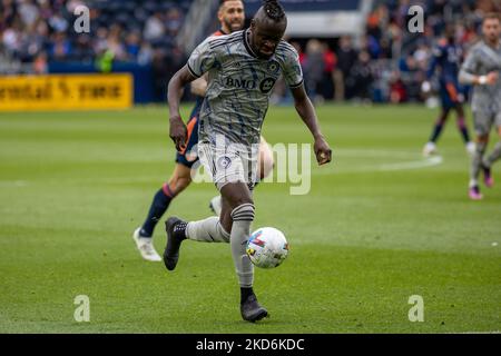 CF Montreal-Stürmer Kai Kamara schiebt den Ball während eines Major League Soccer-Spiels zwischen dem FC Cincinnati und CF Montréal im TQL Stadium in Cincinnati, Ohio, nach oben. Samstag, 2. April 2022. Montreal besiegte Cincinnati 4:3. (Foto von Jason Whitman/NurPhoto) Stockfoto