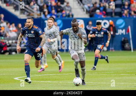 CF Montreal-Stürmer Kai Kamara schiebt den Ball während eines Major League Soccer-Spiels zwischen dem FC Cincinnati und CF Montréal im TQL Stadium in Cincinnati, Ohio, nach oben. Samstag, 2. April 2022. Montreal besiegte Cincinnati 4:3. (Foto von Jason Whitman/NurPhoto) Stockfoto