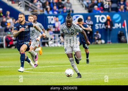 CF Montreal-Stürmer Kai Kamara schiebt den Ball während eines Major League Soccer-Spiels zwischen dem FC Cincinnati und CF Montréal im TQL Stadium in Cincinnati, Ohio, nach oben. Samstag, 2. April 2022. Montreal besiegte Cincinnati 4:3. (Foto von Jason Whitman/NurPhoto) Stockfoto