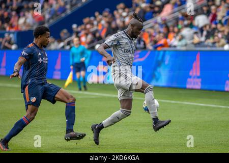 CF Montreal-Stürmer Kai Kamara schiebt den Ball während eines Major League Soccer-Spiels zwischen dem FC Cincinnati und CF Montréal im TQL Stadium in Cincinnati, Ohio, nach oben. Samstag, 2. April 2022. Montreal besiegte Cincinnati 4:3. (Foto von Jason Whitman/NurPhoto) Stockfoto