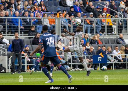 CF Montreal-Stürmer Kai Kamara schiebt den Ball während eines Major League Soccer-Spiels zwischen dem FC Cincinnati und CF Montréal im TQL Stadium in Cincinnati, Ohio, nach oben. Samstag, 2. April 2022. Montreal besiegte Cincinnati 4:3. (Foto von Jason Whitman/NurPhoto) Stockfoto