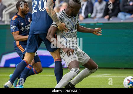 CF Montreal-Stürmer Kai Kamara schiebt den Ball während eines Major League Soccer-Spiels zwischen dem FC Cincinnati und CF Montréal im TQL Stadium in Cincinnati, Ohio, nach oben. Samstag, 2. April 2022. Montreal besiegte Cincinnati 4:3. (Foto von Jason Whitman/NurPhoto) Stockfoto