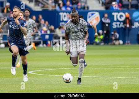 CF Montreal-Stürmer Kai Kamara schiebt den Ball während eines Major League Soccer-Spiels zwischen dem FC Cincinnati und CF Montréal im TQL Stadium in Cincinnati, Ohio, nach oben. Samstag, 2. April 2022. Montreal besiegte Cincinnati 4:3. (Foto von Jason Whitman/NurPhoto) Stockfoto