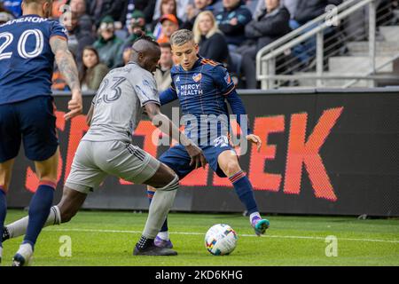 Der FC Cincinnati-Stürmer Alvaro Barreal schiebt den Ball während eines Major League Soccer-Spiels zwischen dem FC Cincinnati und CF Montréal im TQL Stadium in Cincinnati, Ohio, nach oben. Samstag, 2. April 2022. Montreal besiegte Cincinnati 4:3. (Foto von Jason Whitman/NurPhoto) Stockfoto