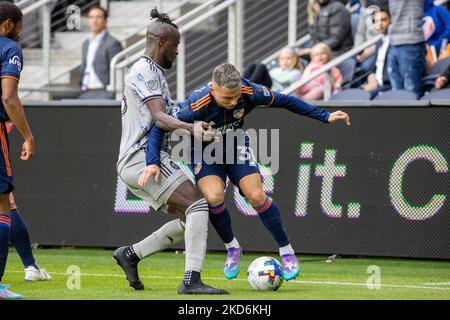 Der FC Cincinnati-Stürmer Alvaro Barreal schiebt den Ball während eines Major League Soccer-Spiels zwischen dem FC Cincinnati und CF Montréal im TQL Stadium in Cincinnati, Ohio, nach oben. Samstag, 2. April 2022. Montreal besiegte Cincinnati 4:3. (Foto von Jason Whitman/NurPhoto) Stockfoto