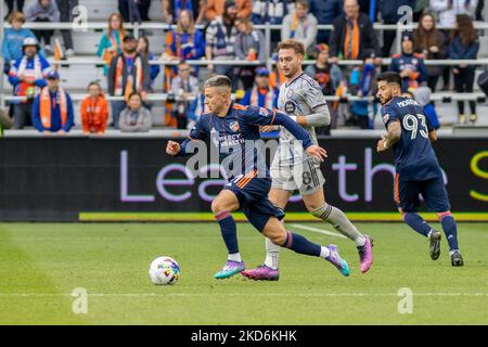 Der FC Cincinnati-Stürmer Alvaro Barreal schiebt den Ball während eines Major League Soccer-Spiels zwischen dem FC Cincinnati und CF Montréal im TQL Stadium in Cincinnati, Ohio, nach oben. Samstag, 2. April 2022. Montreal besiegte Cincinnati 4:3. (Foto von Jason Whitman/NurPhoto) Stockfoto