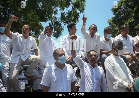 Sri Lankas wichtigster Oppositionsführer Sajith Premadasa und andere Mitglieder der Samagi Jana Balawewa veranstalteten am 3. April 2022 in Colombo einen protestmarsch gegen die Verhängung einer landesweiten Ausgangssperre. Die Proteste gegen die sich vertiefende Wirtschaftskrise der Insel wurden von den Sicherheitskräften blockiert. (Foto von Pradeep Dambarage/NurPhoto) Stockfoto