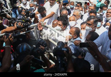 Sri Lankas wichtigster Oppositionsführer Sajith Premadasa und andere Mitglieder der Samagi Jana Balawewa veranstalteten am 3. April 2022 in Colombo einen protestmarsch gegen die Verhängung einer landesweiten Ausgangssperre. Die Proteste gegen die sich vertiefende Wirtschaftskrise der Insel wurden von den Sicherheitskräften blockiert. (Foto von Pradeep Dambarage/NurPhoto) Stockfoto