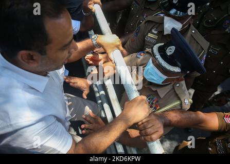 Sri Lankas wichtigster Oppositionsführer Sajith Premadasa und andere Mitglieder der Samagi Jana Balawewa veranstalteten am 3. April 2022 in Colombo einen protestmarsch gegen die Verhängung einer landesweiten Ausgangssperre. Die Proteste gegen die sich vertiefende Wirtschaftskrise der Insel wurden von den Sicherheitskräften blockiert. (Foto von Pradeep Dambarage/NurPhoto) Stockfoto