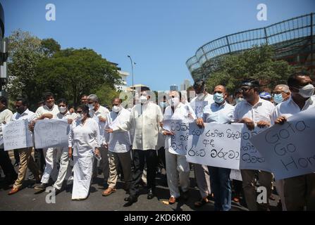 Sri Lankas wichtigster Oppositionsführer Sajith Premadasa (C) und andere Mitglieder der Samagi Jana Balawewa veranstalteten am 3. April 2022 einen protestmarsch in Colombo gegen die Verhängung einer landesweiten Ausgangssperre. Die Proteste gegen die sich vertiefende Wirtschaftskrise der Insel wurden von den Sicherheitskräften blockiert. (Foto von Pradeep Dambarage/NurPhoto) Stockfoto