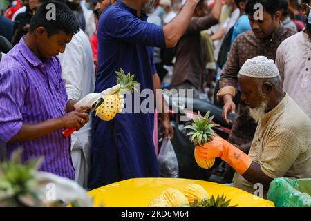 Am ersten Tag des ramadan in Dhaka, Bangladesch, kaufen die Menschen Lebensmittel von Ifter am 03. April 2022. Nach dem islamischen Kalender markiert der Ramadan den verheißungsvollen Monat des Islam auf der ganzen Welt. Er gilt als der neunte Monat des islamischen Kalenders und findet am Ende des Saban-Monats statt. (Foto von Kazi Salahuddin Razu/NurPhoto) Stockfoto