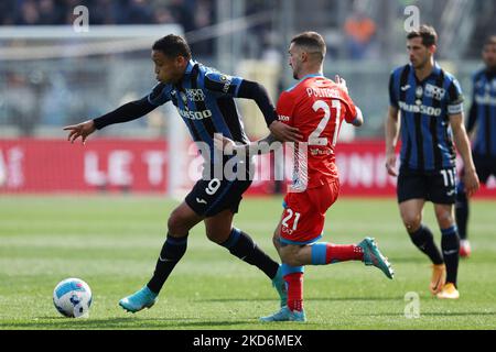 Luis Muriel (Atalanta BC) wird von Matteo Politano (SSC Napoli) während des spiels atalanta BC gegen SSC Napoli in der italienischen Fußballserie A am 03. April 2022 im Gewiss Stadium in Bergamo, Italien, herausgefordert (Foto: Francesco Scaccianoce/LiveMedia/NurPhoto) Stockfoto