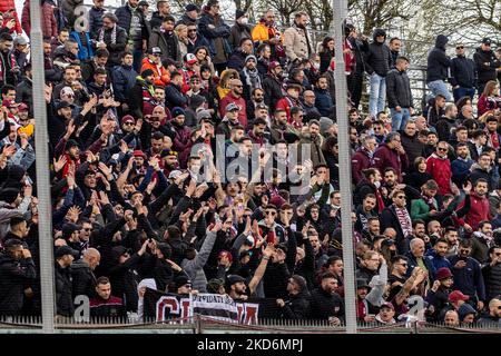 Reggina-Fans beim Spiel der italienischen Fußball-Serie B US Cremonese gegen Reggina 1914 am 02. April 2022 im Stadio Giovanni Zini in Cremona, Italien (Foto: Valentina Giannettoni/LiveMedia/NurPhoto) Stockfoto