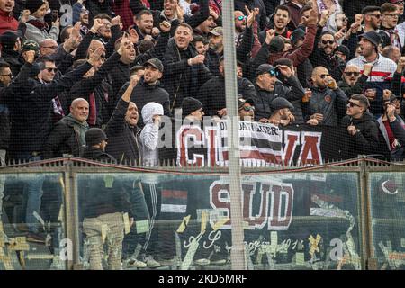 Reggina-Fans beim Spiel der italienischen Fußball-Serie B US Cremonese gegen Reggina 1914 am 02. April 2022 im Stadio Giovanni Zini in Cremona, Italien (Foto: Valentina Giannettoni/LiveMedia/NurPhoto) Stockfoto