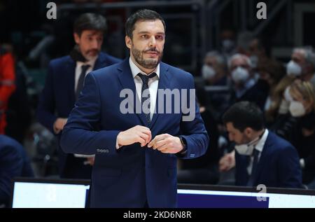 Paolo Galbiati (Cheftrainer des Vanoli Basket Cremona)während der Serie A1 italienischen LBA Basketball-Meisterschaft Spiel Kigili Fortitudo Bologna gegen. Vanoli Korb Cremona im Paladozza Sportpalast (Foto von Michele Nucci/LiveMedia/NurPhoto) Stockfoto