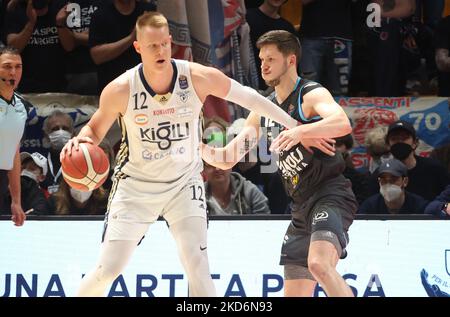 Robin Benzing (Fortitudo Kigili Bologna) von Kohs Verners (Vanoli Basket Cremona) während der Serie A1 italienischen LBA Basketball-Meisterschaft Spiel Kigili Fortitudo Bologna gegen vereitelt. Vanoli Korb Cremona im Paladozza Sportpalast (Foto von Michele Nucci/LiveMedia/NurPhoto) Stockfoto