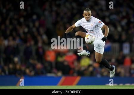 Jules Kounde aus Sevilla kontrolliert den Ball während des La Liga Santander-Spiels zwischen dem FC Barcelona und dem FC Sevilla im Camp Nou am 3. April 2022 in Barcelona, Spanien. (Foto von Jose Breton/Pics Action/NurPhoto) Stockfoto