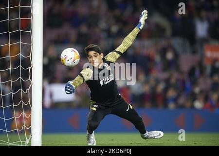 Yassine Bono aus Sevilla beim Warm-Up vor dem Spiel der La Liga Santander zwischen dem FC Barcelona und dem FC Sevilla im Camp Nou am 3. April 2022 in Barcelona, Spanien. (Foto von Jose Breton/Pics Action/NurPhoto) Stockfoto