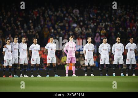 Spieler aus Sevilla (L-R) Jesus Navas, Erik Lamela, Joan Jordan, Jules Kounde, Diego Carlos, Yassine Bono, Ivan Rakitic, Karim Rekik, Nemanja Gudelj, Anthony Martial während der Schweigeminute vor dem Spiel der La Liga Santander zwischen dem FC Barcelona und dem FC Sevilla im Camp Nou am 3. April 2022 in Barcelona, Spanien. (Foto von Jose Breton/Pics Action/NurPhoto) Stockfoto