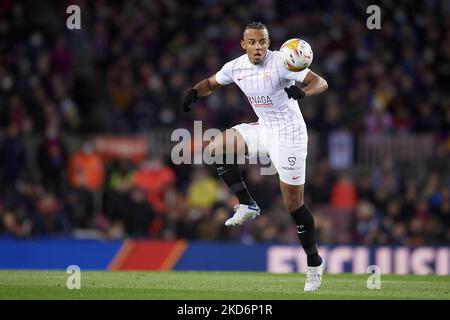 Jules Kounde aus Sevilla kontrolliert den Ball während des La Liga Santander-Spiels zwischen dem FC Barcelona und dem FC Sevilla im Camp Nou am 3. April 2022 in Barcelona, Spanien. (Foto von Jose Breton/Pics Action/NurPhoto) Stockfoto