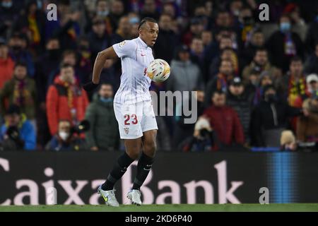 Jules Kounde aus Sevilla kontrolliert den Ball während des La Liga Santander-Spiels zwischen dem FC Barcelona und dem FC Sevilla im Camp Nou am 3. April 2022 in Barcelona, Spanien. (Foto von Jose Breton/Pics Action/NurPhoto) Stockfoto