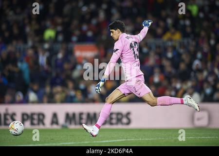 Yassine Bono aus Sevilla hat am 3. April 2022 im Camp Nou in Barcelona, Spanien, beim Spiel der La Liga Santander zwischen dem FC Barcelona und dem FC Sevilla bestanden. (Foto von Jose Breton/Pics Action/NurPhoto) Stockfoto