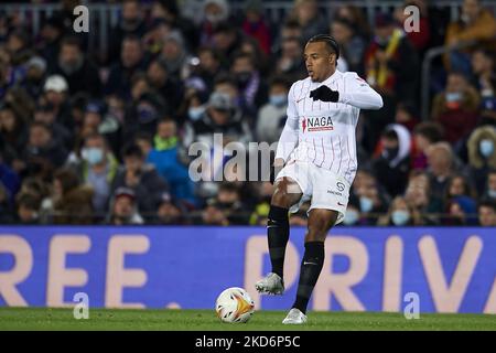 Jules Kounde aus Sevilla kontrolliert den Ball während des La Liga Santander-Spiels zwischen dem FC Barcelona und dem FC Sevilla im Camp Nou am 3. April 2022 in Barcelona, Spanien. (Foto von Jose Breton/Pics Action/NurPhoto) Stockfoto