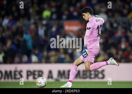 Yassine Bono aus Sevilla hat am 3. April 2022 im Camp Nou in Barcelona, Spanien, beim Spiel der La Liga Santander zwischen dem FC Barcelona und dem FC Sevilla bestanden. (Foto von Jose Breton/Pics Action/NurPhoto) Stockfoto