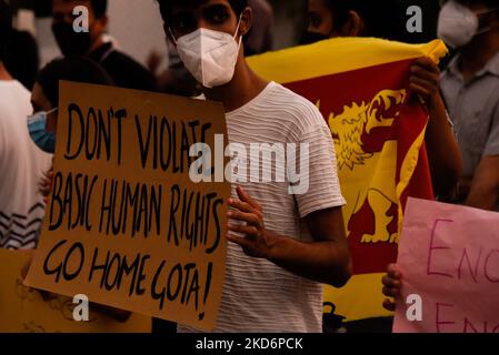 Demonstranten versammelten sich in Colombo und forderten den Rücktritt der Regierungspartei und des Präsidenten Gotabaya Rajapaksa am 3. April 2022 (Foto: Akila Jayawardana/NurPhoto) Stockfoto