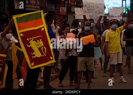 Demonstranten versammelten sich in Colombo und forderten den Rücktritt der Regierungspartei und des Präsidenten Gotabaya Rajapaksa am 3. April 2022 (Foto: Akila Jayawardana/NurPhoto) Stockfoto