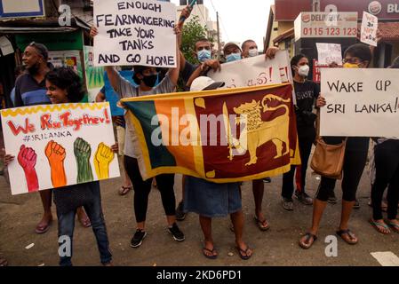 Demonstranten versammelten sich in Colombo und forderten den Rücktritt der Regierungspartei und des Präsidenten Gotabaya Rajapaksa am 3. April 2022 (Foto: Akila Jayawardana/NurPhoto) Stockfoto