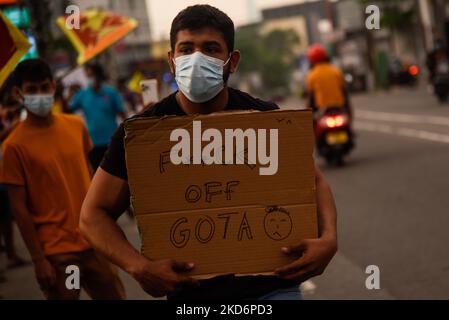 Demonstranten versammelten sich in Colombo und forderten den Rücktritt der Regierungspartei und des Präsidenten Gotabaya Rajapaksa am 3. April 2022 (Foto: Akila Jayawardana/NurPhoto) Stockfoto