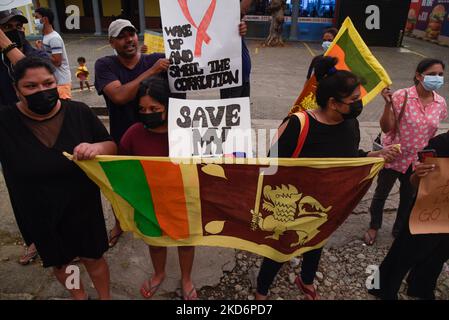 Demonstranten versammelten sich in Colombo und forderten den Rücktritt der Regierungspartei und des Präsidenten Gotabaya Rajapaksa am 3. April 2022 (Foto: Akila Jayawardana/NurPhoto) Stockfoto