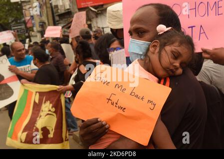 Demonstranten versammelten sich in Colombo und forderten den Rücktritt der Regierungspartei und des Präsidenten Gotabaya Rajapaksa am 3. April 2022 (Foto: Akila Jayawardana/NurPhoto) Stockfoto