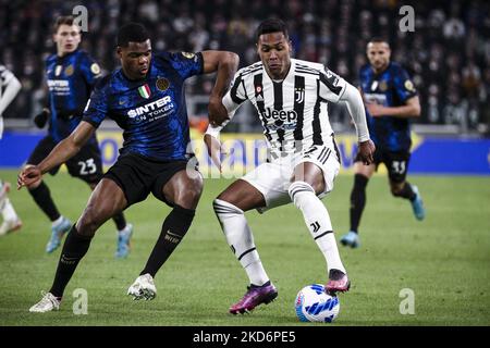 Juventus-Verteidiger Alex Sandro (12) kämpft für den Ball gegen Inter Mittelfeldspieler Denzel Dumfries (2) während des Serie-A-Fußballspiels n.31 JUVENTUS - INTER am 03. April 2022 im Allianz-Stadion in Turin, Piemont, Italien. (Foto von Matteo Bottanelli/NurPhoto) Stockfoto