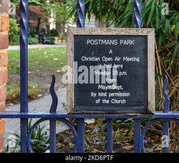 Der Postmans Park gegenüber dem ehemaligen King Edward Building, dem ehemaligen Hauptpostamt in London Stockfoto