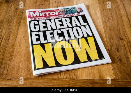 21. Oktober 2022 Schlagzeile auf der Titelseite von Daily Mirror liest die britische Bevölkerung fordert ... Allgemeine Wahlen Jetzt. Stockfoto