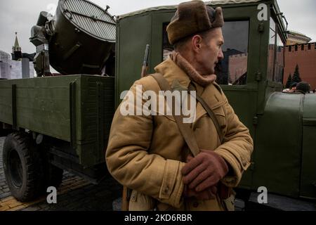 Moskau, Russland. 5.. November 2022 Ein Teilnehmer mit sowjetischer Soldaten-Uniform aus dem Zweiten Weltkrieg nimmt an einer Theateraufführung in einem interaktiven Freilichtmuseum Teil, um an den 81.. Jahrestag der Parade am 7. November 1941 auf dem Roten Platz in Moskau, Russland, zu erinnern Stockfoto