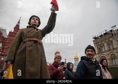 Moskau, Russland. 5.. November 2022 Eine Frau nimmt an einer Theateraufführung in einem Freilichtmuseum Teil, das der Geschichte der Verteidigung Moskaus auf dem Roten Platz gewidmet ist. Die Ausstellung markiert den 81.. Jahrestag der Parade vom 7. November 1941 während der Schlacht von Moskau im Zweiten Weltkrieg Stockfoto