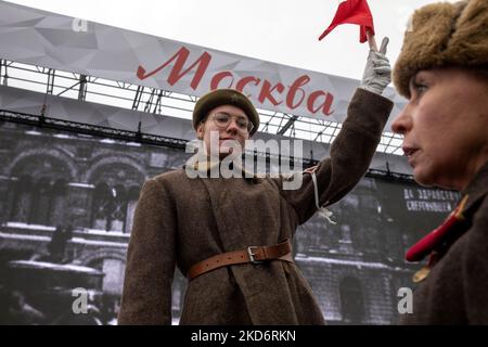 Moskau, Russland. 5.. November 2022 Frauen nehmen an einer Theateraufführung in einem Freilichtmuseum Teil, das der Geschichte der Verteidigung Moskaus auf dem Roten Platz gewidmet ist. Die Ausstellung markiert den 81.. Jahrestag der Parade vom 7. November 1941 während der Schlacht von Moskau im Zweiten Weltkrieg Stockfoto