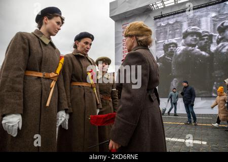 Moskau, Russland. 5.. November 2022 Frauen nehmen an einer Theateraufführung in einem Freilichtmuseum Teil, das der Geschichte der Verteidigung Moskaus auf dem Roten Platz gewidmet ist. Die Ausstellung markiert den 81.. Jahrestag der Parade vom 7. November 1941 während der Schlacht von Moskau im Zweiten Weltkrieg Stockfoto