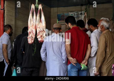 Am 2.. Ramadan in Sopore, Baramulla, Jammu und Kaschmir Indien am 04. April 2022 warten die Menschen auf ihren Zug, als sie in einem Geschäft in Sopore, Baramulla, Jammu und Kaschmir Fleisch kaufen. (Foto von Nasir Kachroo/NurPhoto) Stockfoto