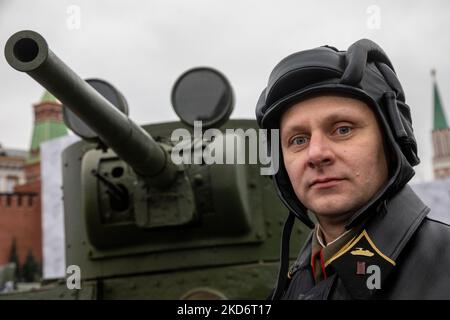 Moskau, Russland. 5.. November 2022 Ein Teilnehmer mit sowjetischer Kriegsuniform nimmt an einer Theatervorstellung in einem interaktiven Freilichtmuseum Teil, um an den 81.. Jahrestag der Parade am 7. November 1941 auf dem Roten Platz in Moskau, Russland, zu erinnern Stockfoto