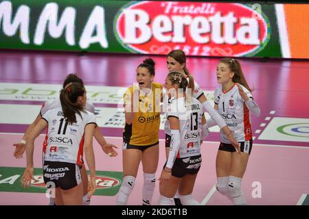 Bosca S.Bernardo Cuneo feiert während des Volleyball Serie A1 Frauenmatches zwischen Bosca S.Bernardo Cuneo und UYBA Volley am 2 2022. April in der Pala Ubi Banca in Cuneo, Italien (Foto von Alberto Gandolfo/NurPhoto) Stockfoto