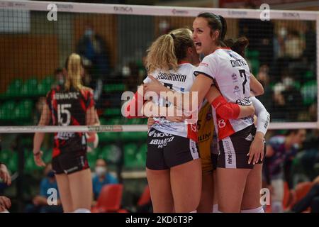 Bosca S.Bernardo Cuneo feiert während des Volleyball Serie A1 Frauenmatches zwischen Bosca S.Bernardo Cuneo und UYBA Volley am 2 2022. April in der Pala Ubi Banca in Cuneo, Italien (Foto von Alberto Gandolfo/NurPhoto) Stockfoto