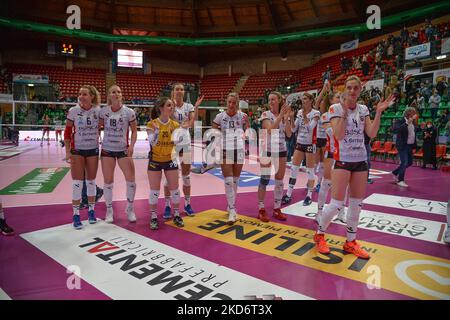 Bosca S.Bernardo Cuneo feiert am Ende des Volleyball Serie A1 Frauenmatches zwischen Bosca S.Bernardo Cuneo und UYBA Volley am 2 2022. April in der Pala Ubi Banca in Cuneo, Italien (Foto von Alberto Gandolfo/NurPhoto) Stockfoto