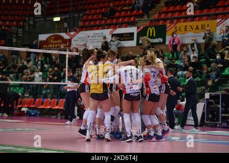 Bosca S.Bernardo Cuneo feiert während des Volleyball Serie A1 Frauenmatches zwischen Bosca S.Bernardo Cuneo und UYBA Volley am 2 2022. April in der Pala Ubi Banca in Cuneo, Italien (Foto von Alberto Gandolfo/NurPhoto) Stockfoto