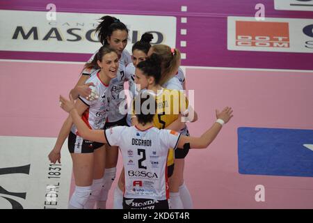Bosca S.Bernardo Cuneo feiert während des Volleyball Serie A1 Frauenmatches zwischen Bosca S.Bernardo Cuneo und UYBA Volley am 2 2022. April in der Pala Ubi Banca in Cuneo, Italien (Foto von Alberto Gandolfo/NurPhoto) Stockfoto
