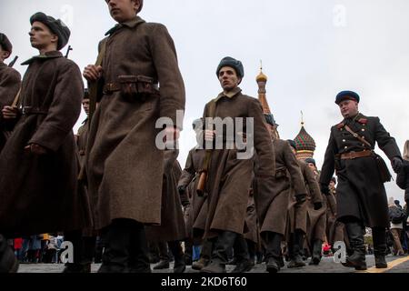 Moskau, Russland. Am 5.. November marschieren 2022 Künstler in einem Freilichtmuseum, das der Geschichte der Verteidigung Moskaus auf dem Roten Platz gewidmet ist. Die Ausstellung markiert den 81.. Jahrestag der Parade vom 7. November 1941 während der Schlacht von Moskau im Zweiten Weltkrieg Stockfoto